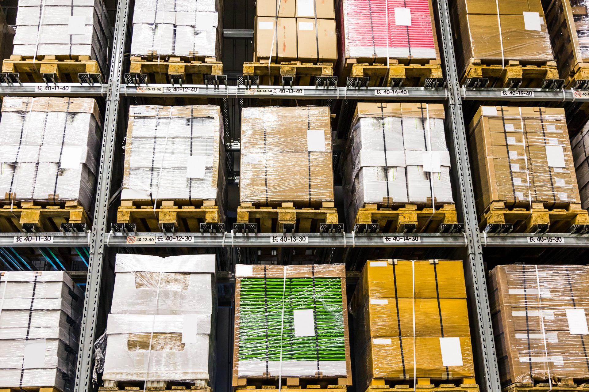 Palettes de cartons sur des étagères