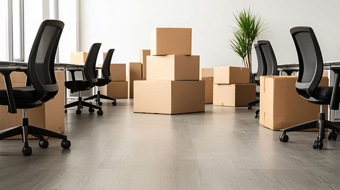 Cartons et chaises de bureau dans une pièce