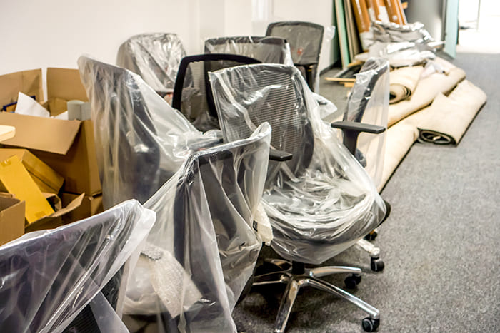 Chaises de bureau emballées dans du plastic de protection