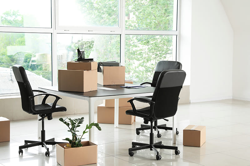 Chaises de bureaux, table et cartons