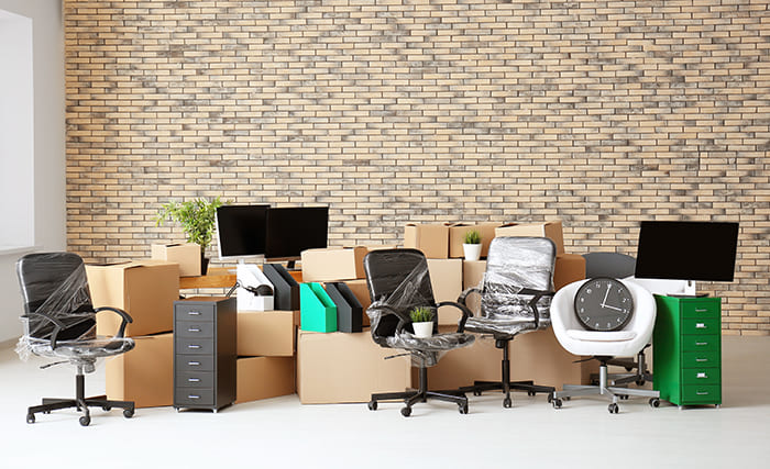 Matériel de bureau emballés et cartons