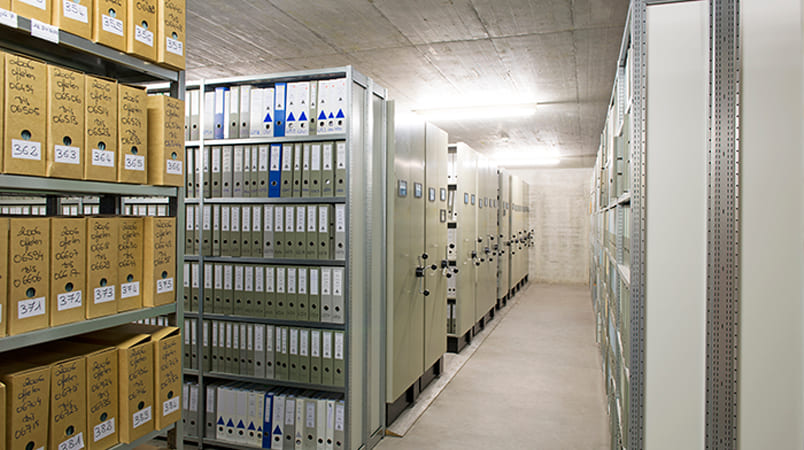Salle d'archives avec étagères pleines